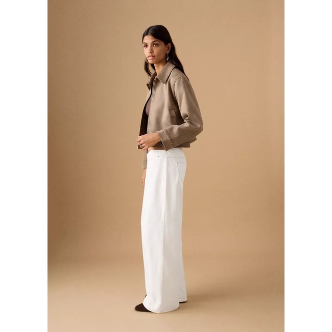Jean taille basse à clous blanc cassé <span itemprop=