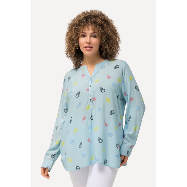 Blouse imprimé BD. Col montant avec encolure bleu clair tendre <span itemprop=