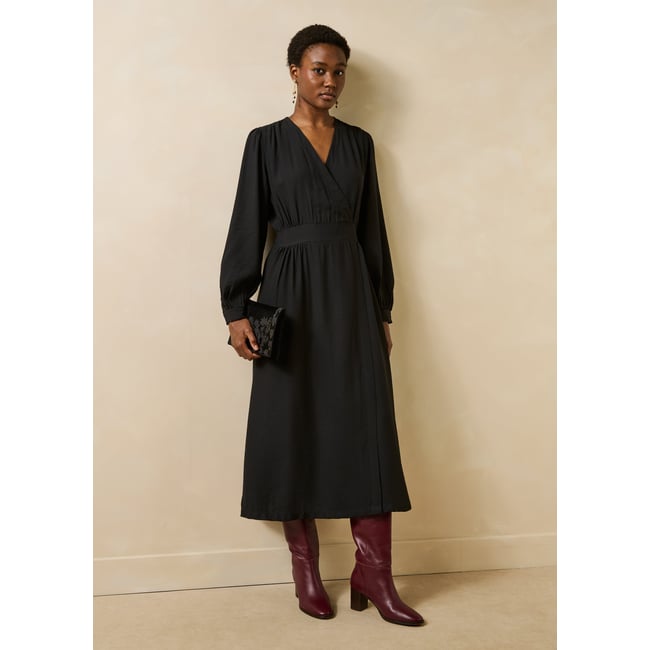 Robe longue cintrée cache-cœur noir <span itemprop=