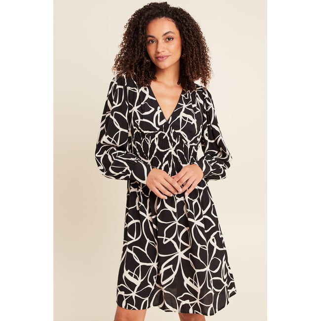 Robe courte évasée col v manches longues noir <span itemprop=