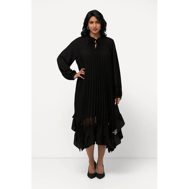 Robe plissée avec dentelle. Col agrémenté noir <span itemprop=