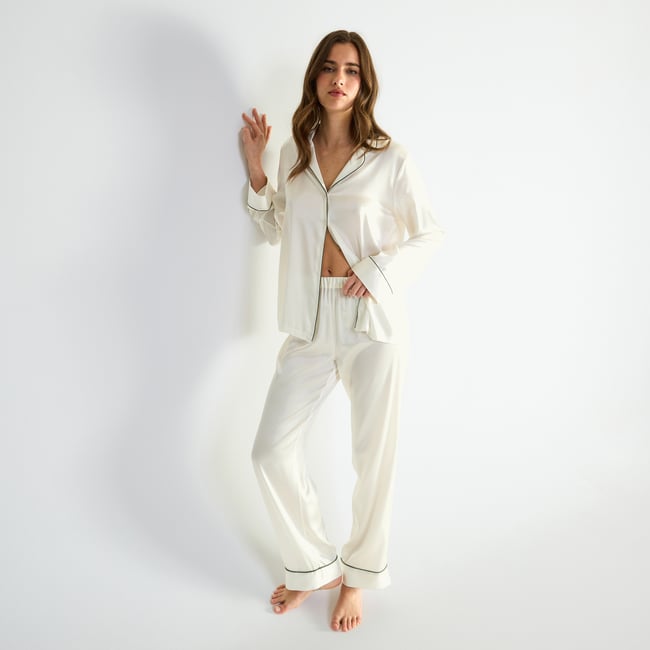 Pyjama col tailleur en satin de soie CONSTANCE ecru <span itemprop=