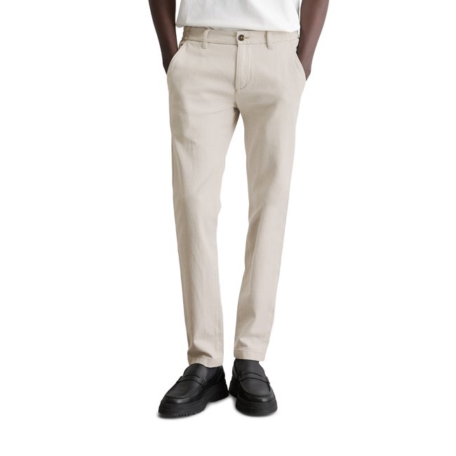 Pantalon modèle Stig Jogger shaped en Organic Cotton Stretch blanc <span itemprop=
