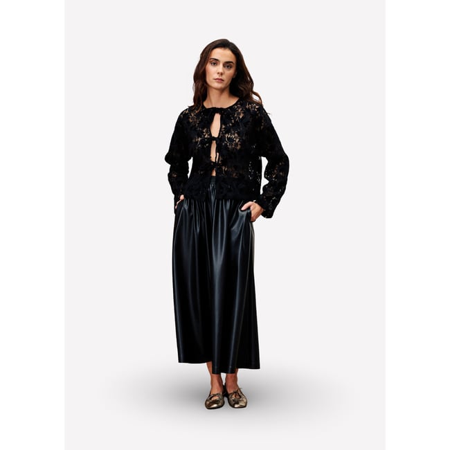 Top  AKITA noir <span itemprop=