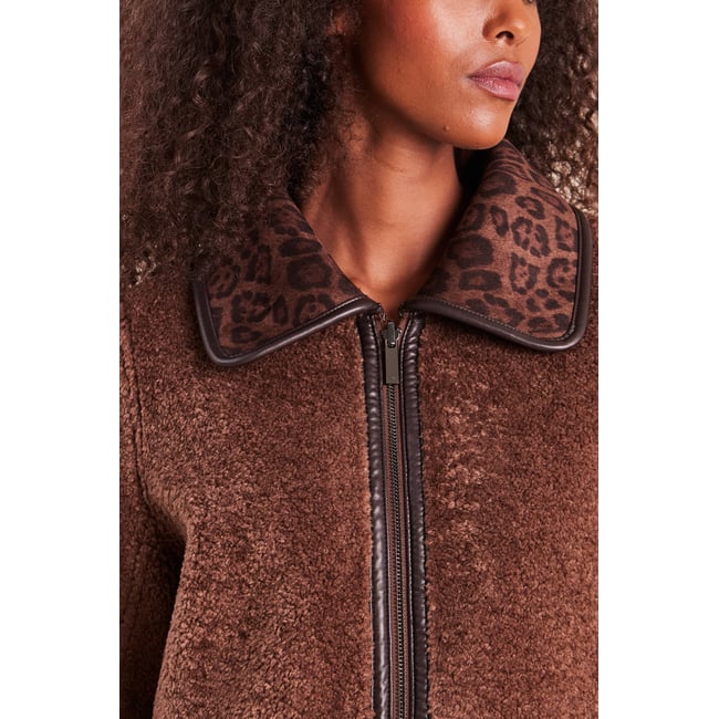 Manteau marron <span itemprop=