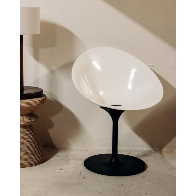 Fauteuil aux allures futuristes Jakob N°1379 - Bon état Couleur crème <span itemprop=