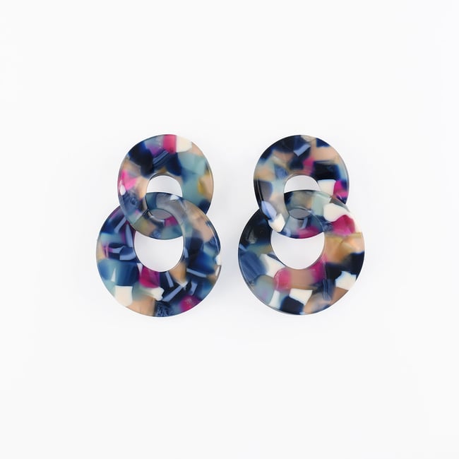 Boucles d'oreilles double cercle en résine bleue bleu <span itemprop=