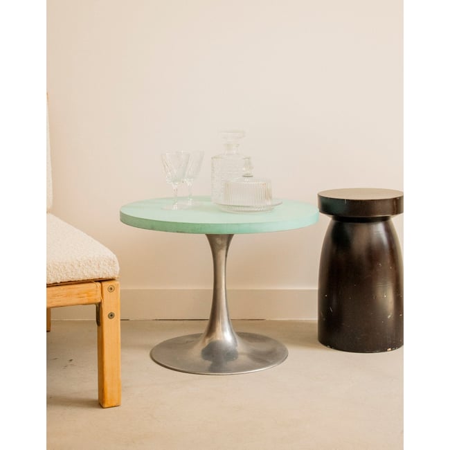 Table basse au pied tulipe en acier Donna N°993 - Bon état Couleur bleu clair <span itemprop=