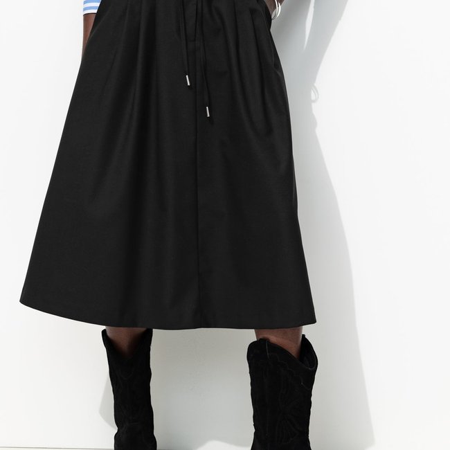 Jupe midi unie et évasée noir <span itemprop=