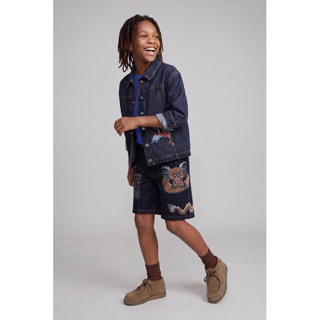 Bermuda en jean avec patchs bleu <span itemprop=