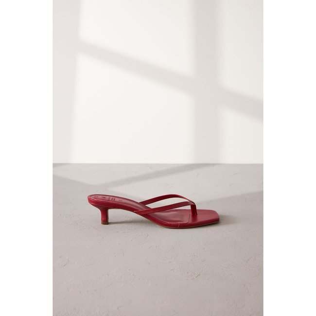 Mules à talons et entredoigt rouge <span itemprop=