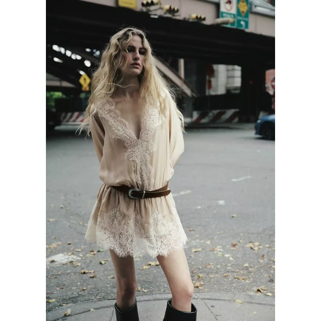 Robe courte dentelle beige <span itemprop=