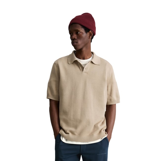 Polo en tricot régulier avec une structure finement côtelée beige <span itemprop=
