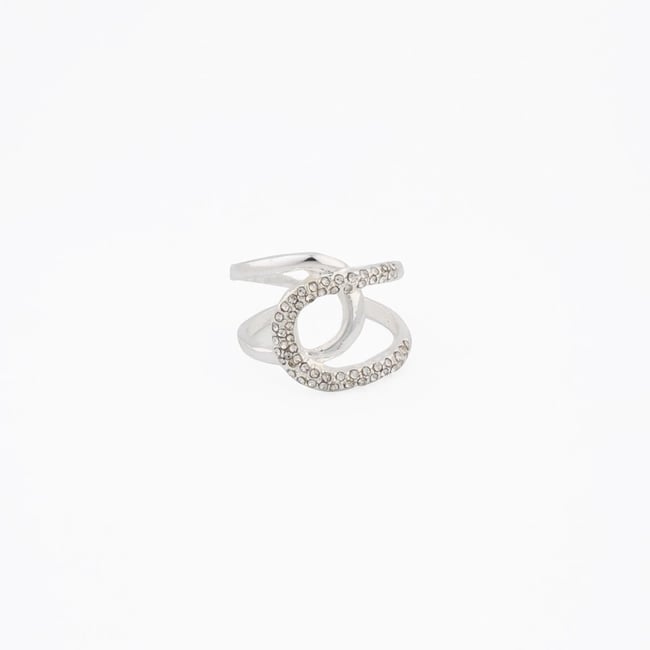 Bague entrelacée argentée à strass argenté <span itemprop=