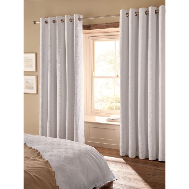 Rideaux occultants à œillets et fleurs blanc <span itemprop=