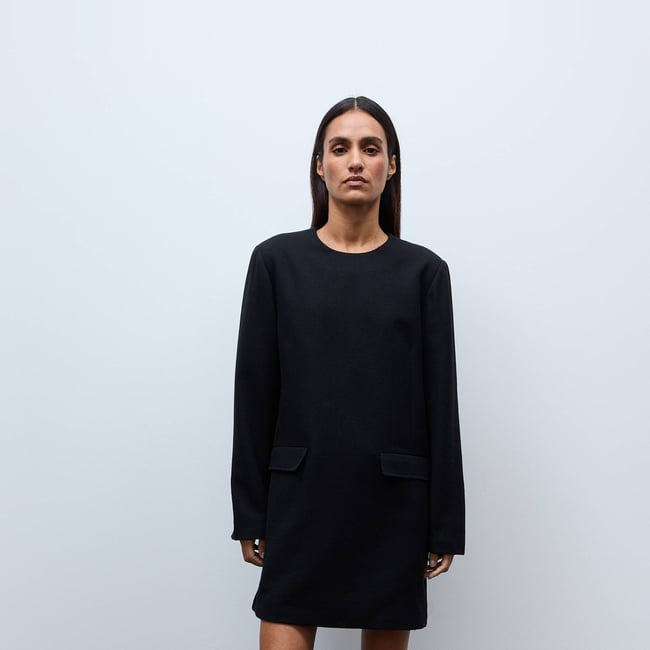 Robe courte unie contenant de la laine noir <span itemprop=