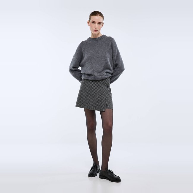 Jupe courte portefeuille à motifs gris fonce <span itemprop=