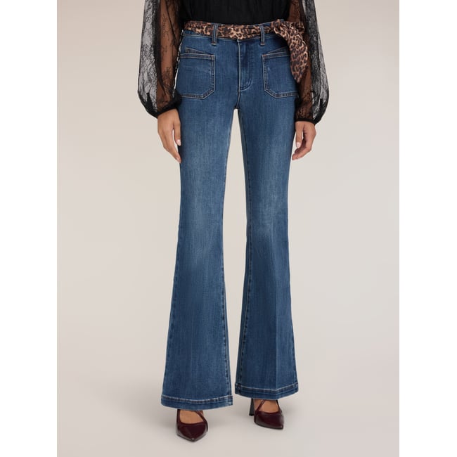Jean flare taille haute avec ceinture léopard. bleu <span itemprop=