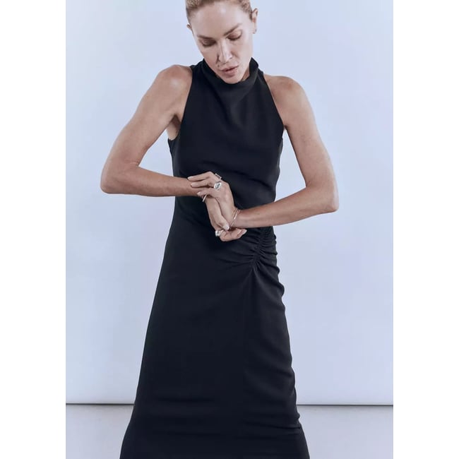 Robe froncée avec col drapé noir <span itemprop=