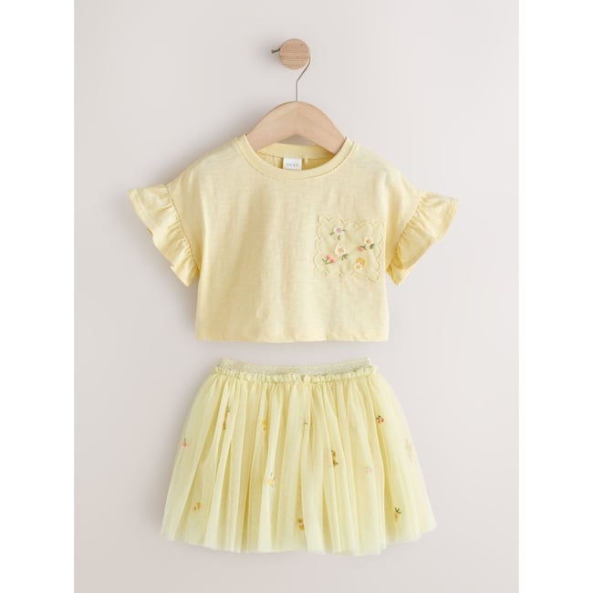 Haut brodé et jupe jaune <span itemprop=