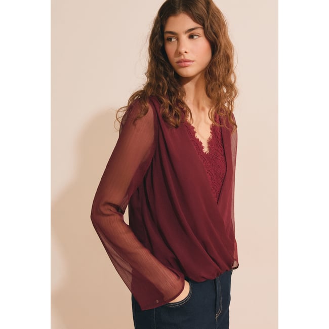 Blouse col V avec dentelle et transparence BABELLE bordeaux grenat <span itemprop=