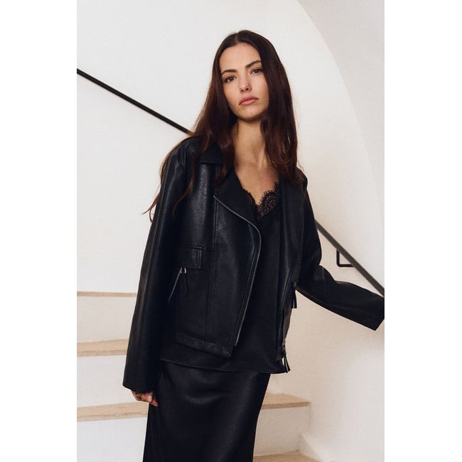 Blouson en simili-cuir noir <span itemprop=