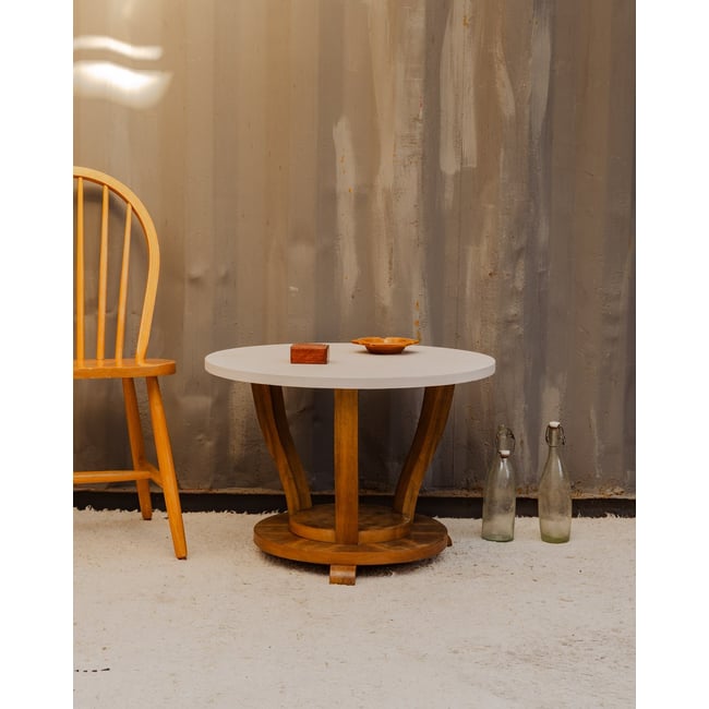 Table d'appoint en bois blanc Francine N°1495 - Bon état Couleur bois foncé <span itemprop=