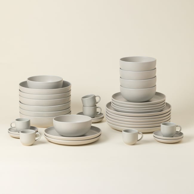 Set Table 30 Pièces avec Tasse et Soucoupe à Café Pacifica by Casafina Couleur oyster grey <span itemprop=