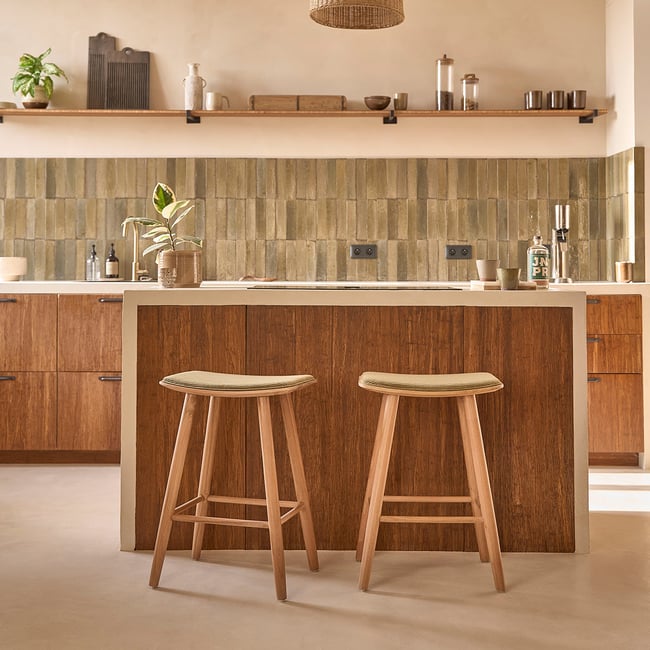 Lot de 2 tabourets de bar en teck massif et velours côtelé  AMBRE Couleur kaki <span itemprop=