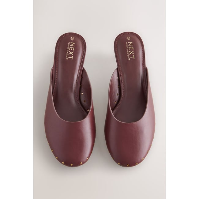Mules cloutées à bout fermé vin <span itemprop=