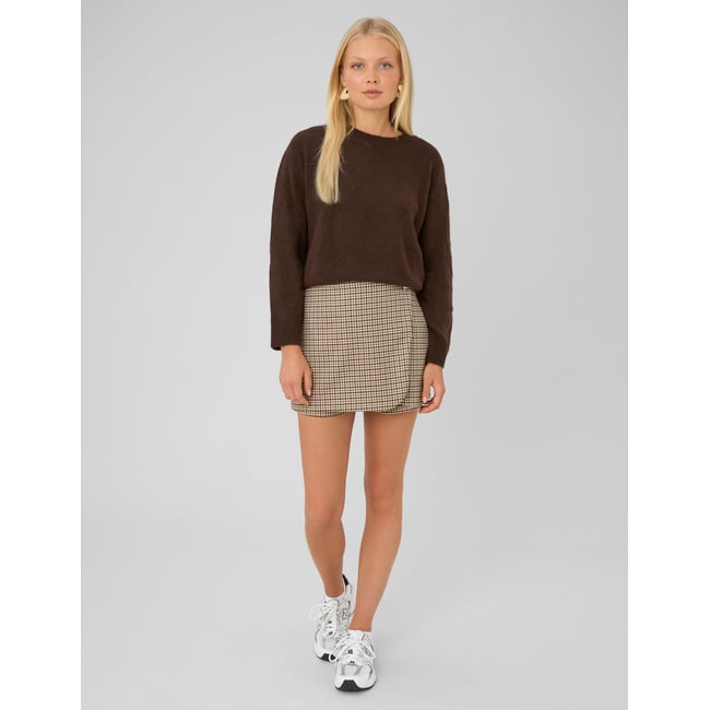Jupe-short à carreaux marron <span itemprop=