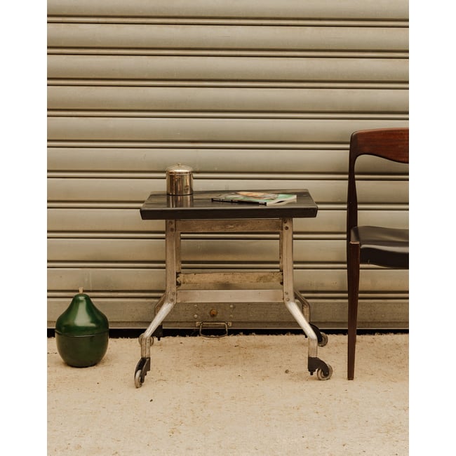 Table d'appoint industrielle en fer Hanna N°1627 - Bon état Couleur argenté <span itemprop=