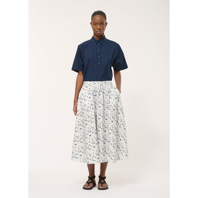Jupe midi évasée en popeline de coton imprimée marine/off white <span itemprop=