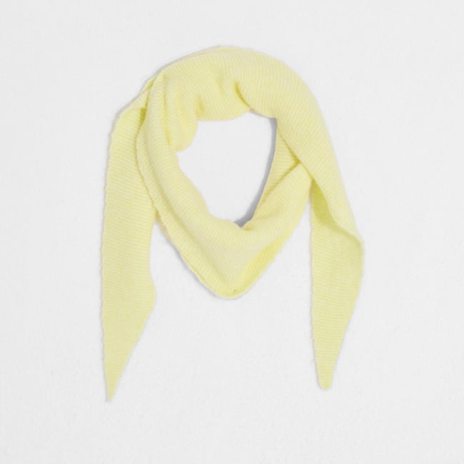 Echarpe forme triangle en maille jaune <span itemprop=