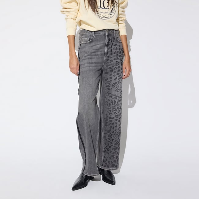 Jean droit imprimé léopard et strass denim gris <span itemprop=