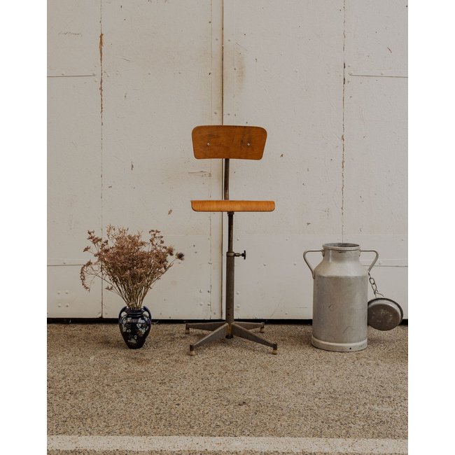 Chaise d'atelier en bois et métal Claude N°1297 - Bon état Couleur bois clair <span itemprop=