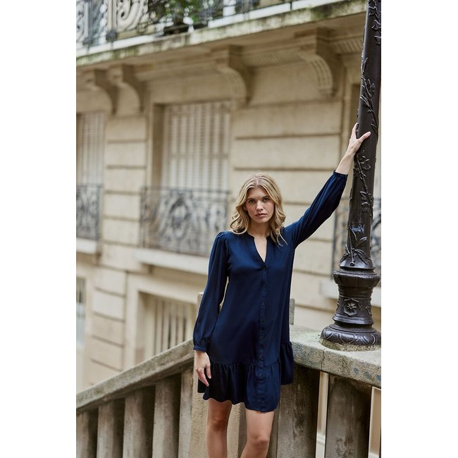 Kleid ROBBIE mit V-Ausschnitt, Rüschenunterteil und langen Ärmeln marine <span itemprop=