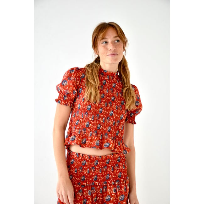 Top court fleuri smocké BRUNA rouge / bleu <span itemprop=