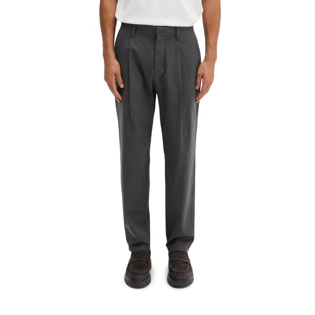 Chino modèle Belsbo à plis, coupe décontractée en mélange de coton bio et de laine de mouton gris <span itemprop=