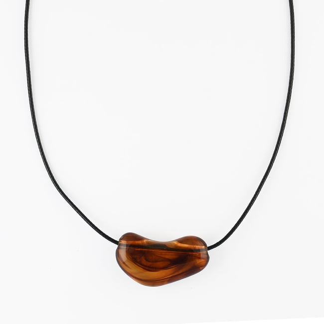 Collier cordon pendentif résine marron <span itemprop=