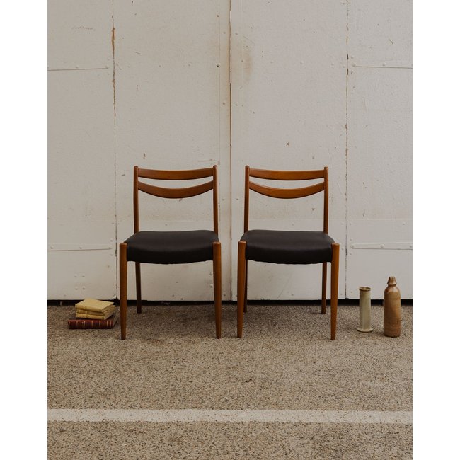 Paire de chaises scandinaves en bois et cuir Alma N°1604 - Bon état Couleur bois foncé <span itemprop=