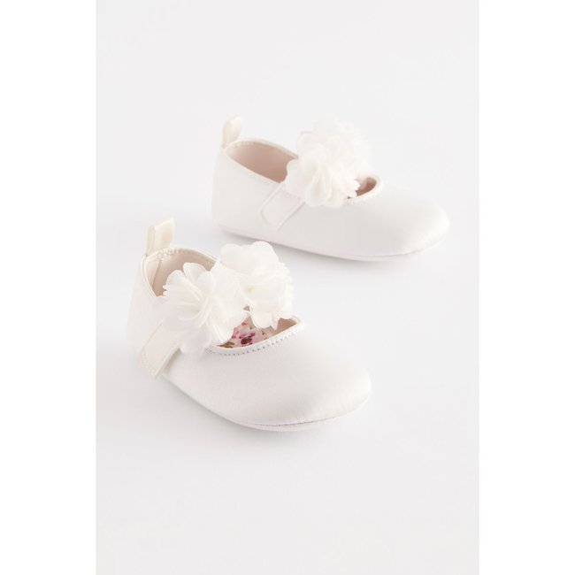 Chaussures bébé ornées d'un bouquet satin blanc <span itemprop=