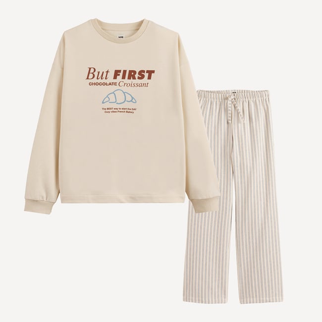 Pyjama avec haut en molleton et bas en flanelle, motif croissant et rayures assortis <span itemprop=