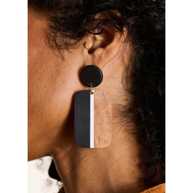 Boucles d'oreilles pendantes en bois et résine bois <span itemprop=