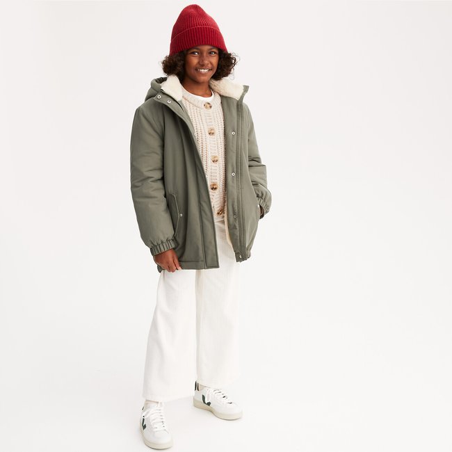 Parka com fecho e capuz, forro em pelinho caqui <span itemprop=