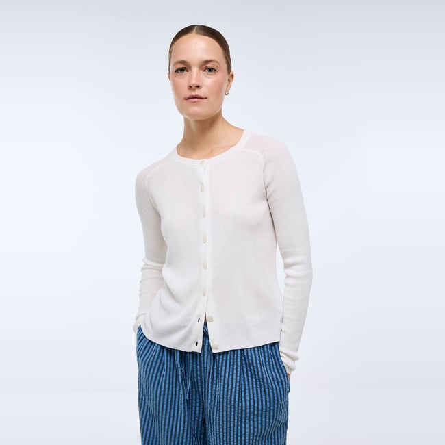 Cardigan manches longues en fine maille ecru <span itemprop=