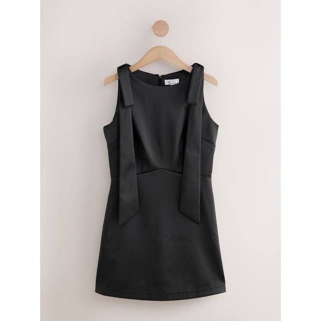 Robe courte à épaules nouer en satin noir <span itemprop=