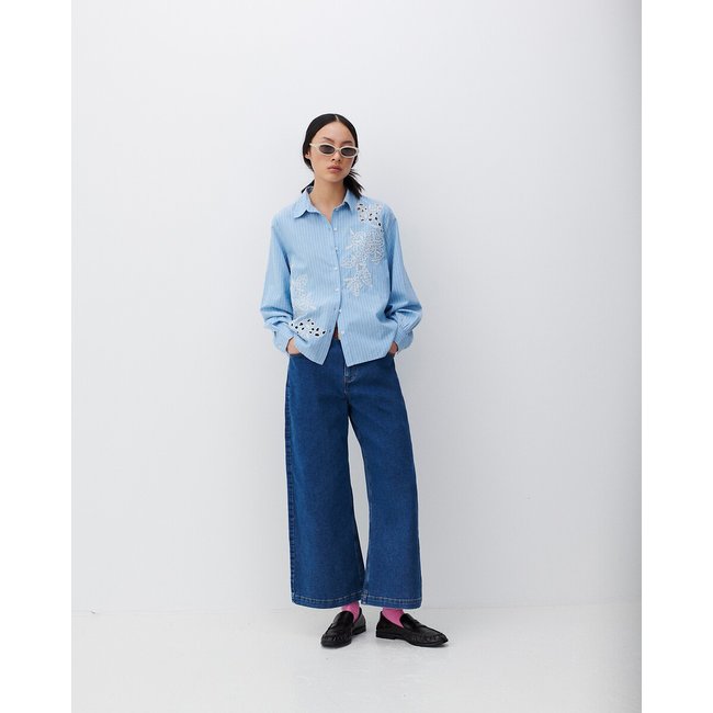 Chemisier brodé bleu clair <span itemprop=