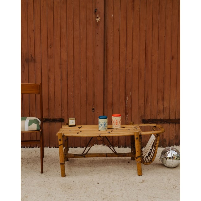 Table basse avec porte-revues en rotin Léonie N°1594 - Bon état Couleur bois clair <span itemprop=