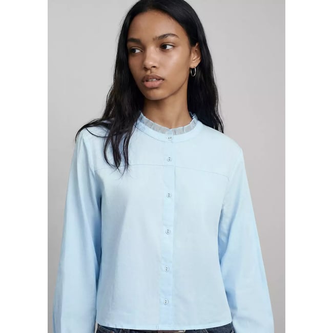 Blouse coton col à volant bleu ciel <span itemprop=
